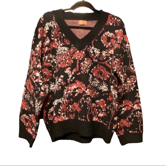 POL Abstract V-Neck Oversized Sweater - Picture 2 of 5